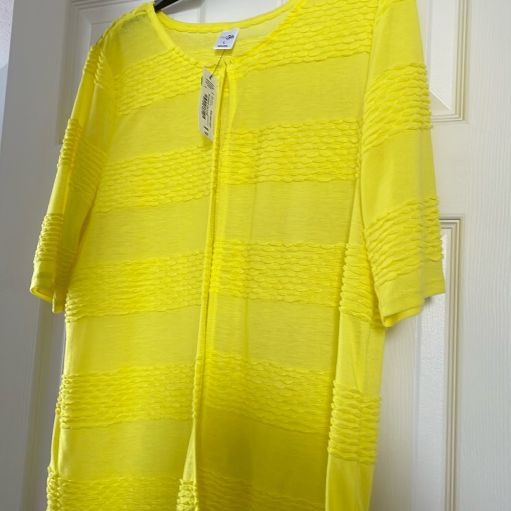 Short cardigan, perfect for spring & summer. Light enough for layering